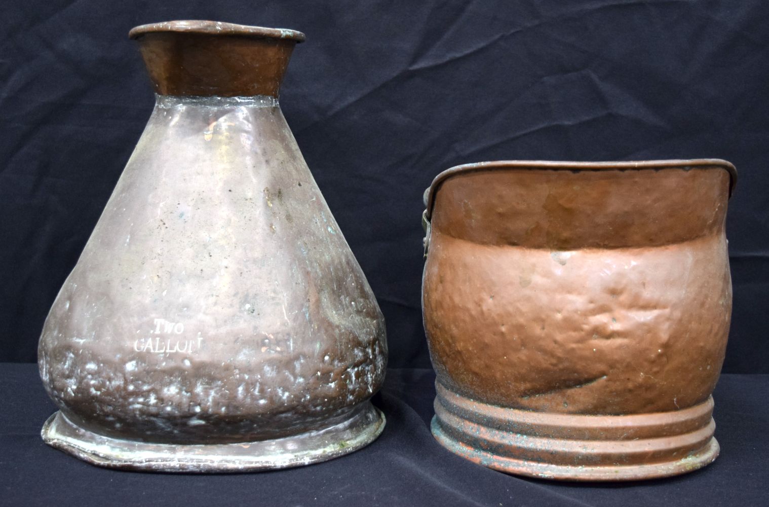 A large vintage copper jug together with a coal skuttle 34cm.(2) - Image 4 of 5