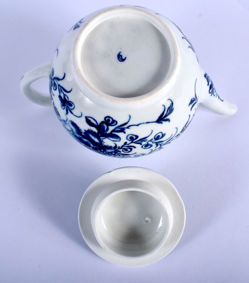 18th c. Worcester teapot and cover painted with the Mansfield pattern. 16.5cm long and 12.5cm high - Image 4 of 4