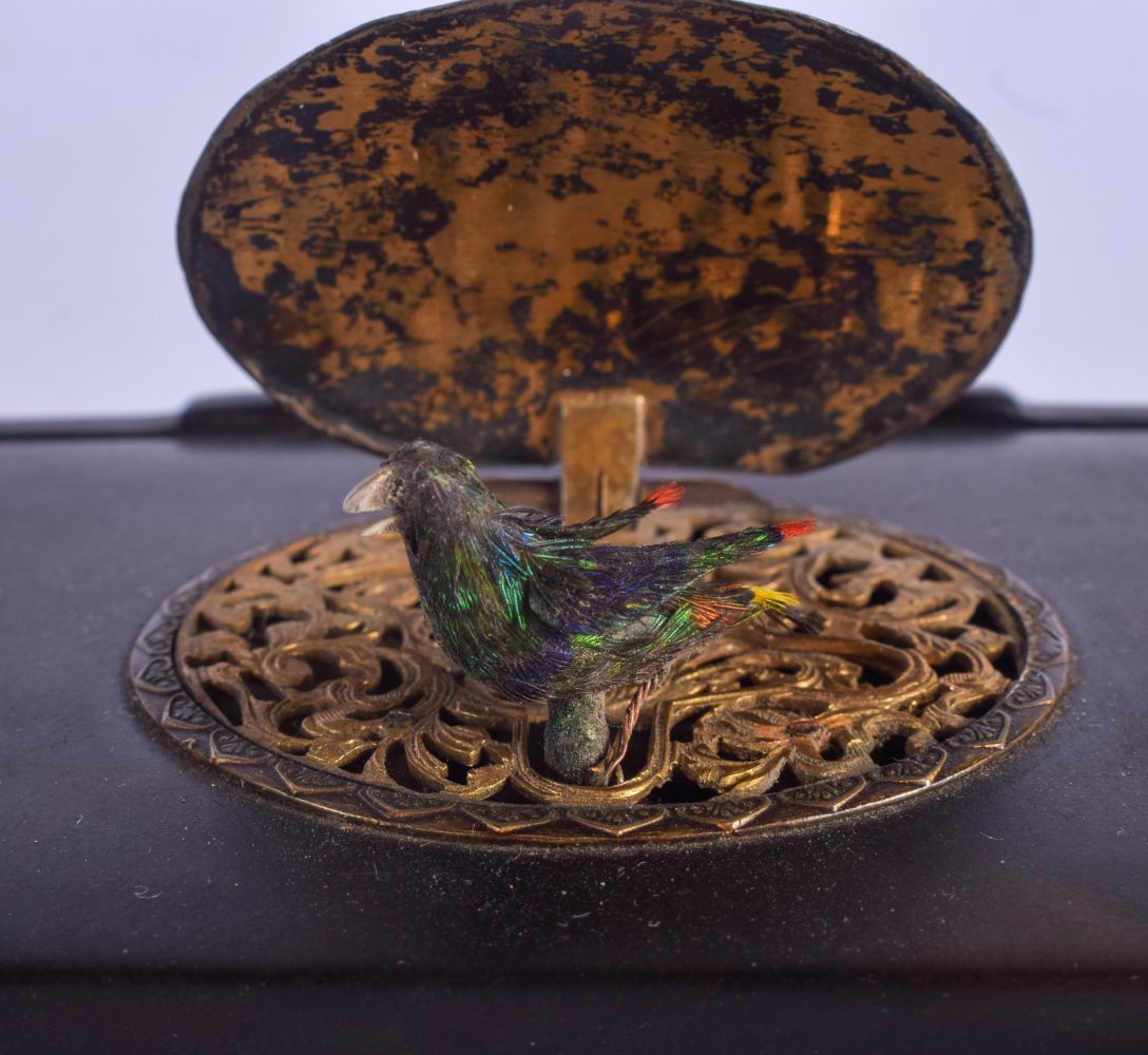 A MID 19TH CENTURY EUROPEAN TORTOISESHELL AUTOMATON SINGING BIRD BOX painted with a river scene. 10 - Bild 6 aus 6