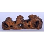AN UNUSUAL CHINESE CARVED JADE SCHOLARS MOUNTAIN BRUSH REST 20th Century. 17 cm wide.
