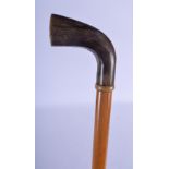 A 19TH CENTURY CONTINENTAL CARVED RHINOCEROS HORN HANDLED SWAGGER STICK. 80 cm long.