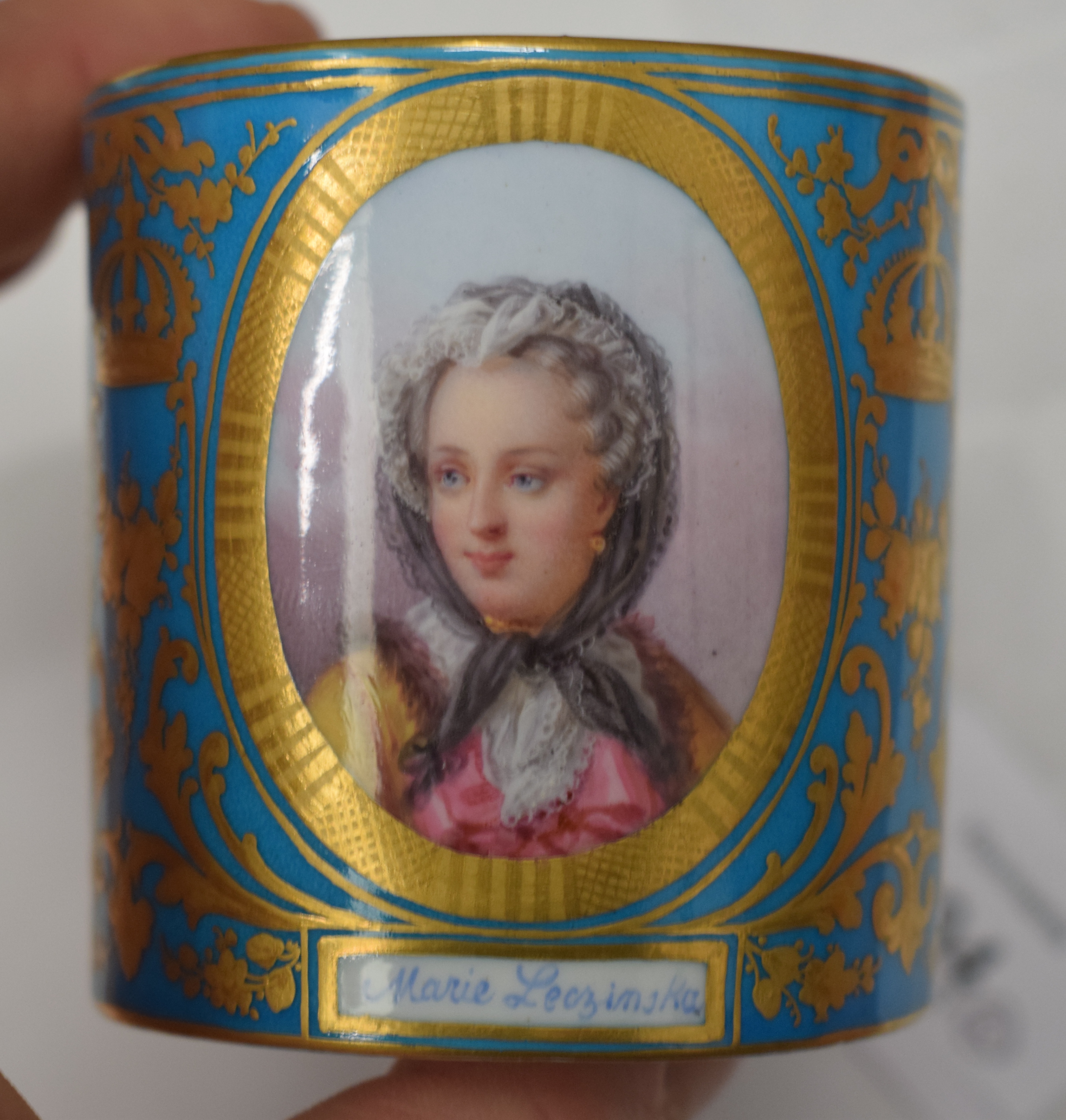 A FINE 19TH CENTURY SEVRES PORCELAIN CABINET CUP AND SAUCER painted with portraits and bands of foli - Image 14 of 20