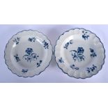 18th c. Worcester pair of plates painted with the Gilliflower pattern under a blue line border. 20c