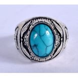 A SILVER AND TURQUOISE RING. N.