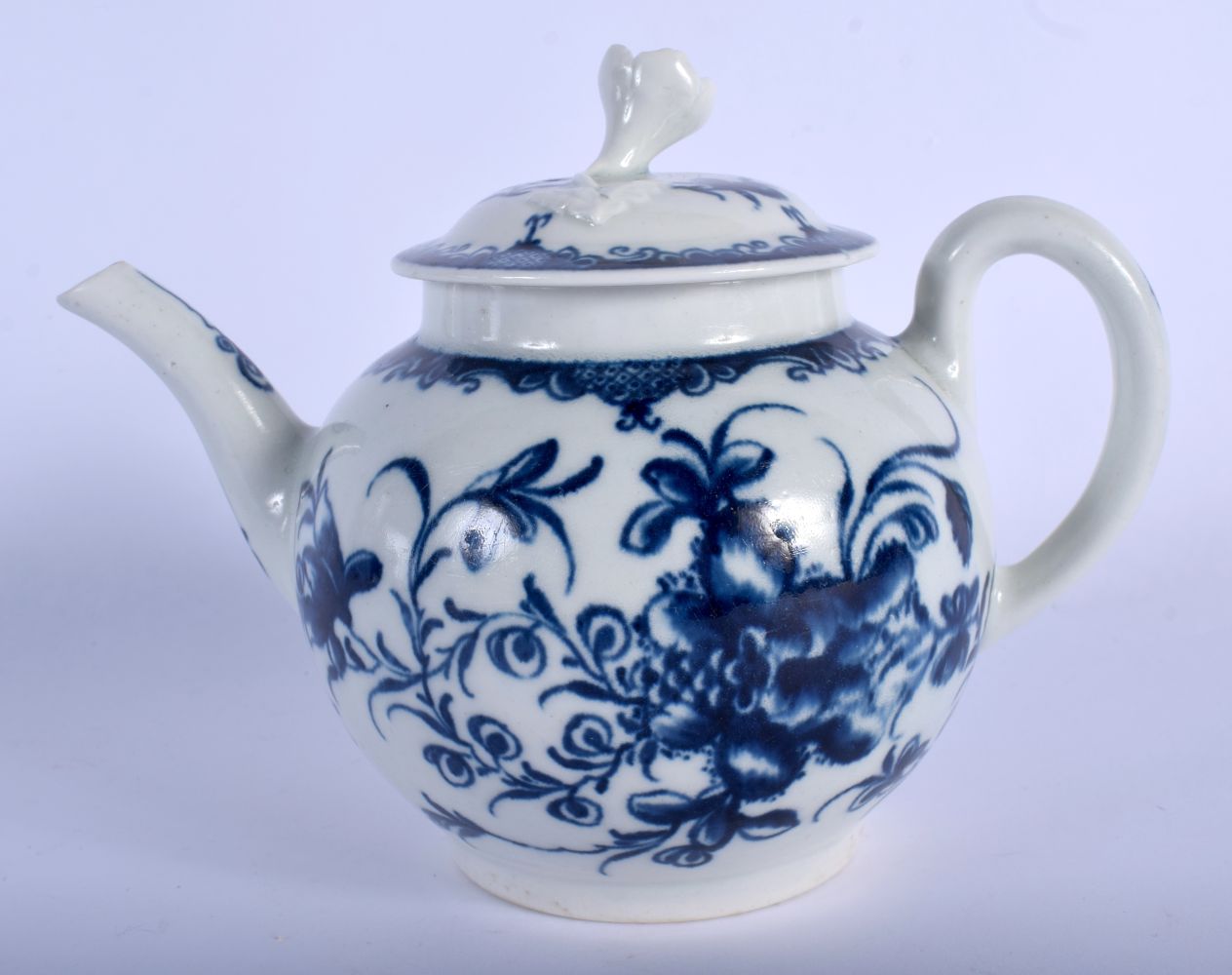 18th c. Worcester teapot and cover painted with the Mansfield pattern. 16.5cm long and 12.5cm high