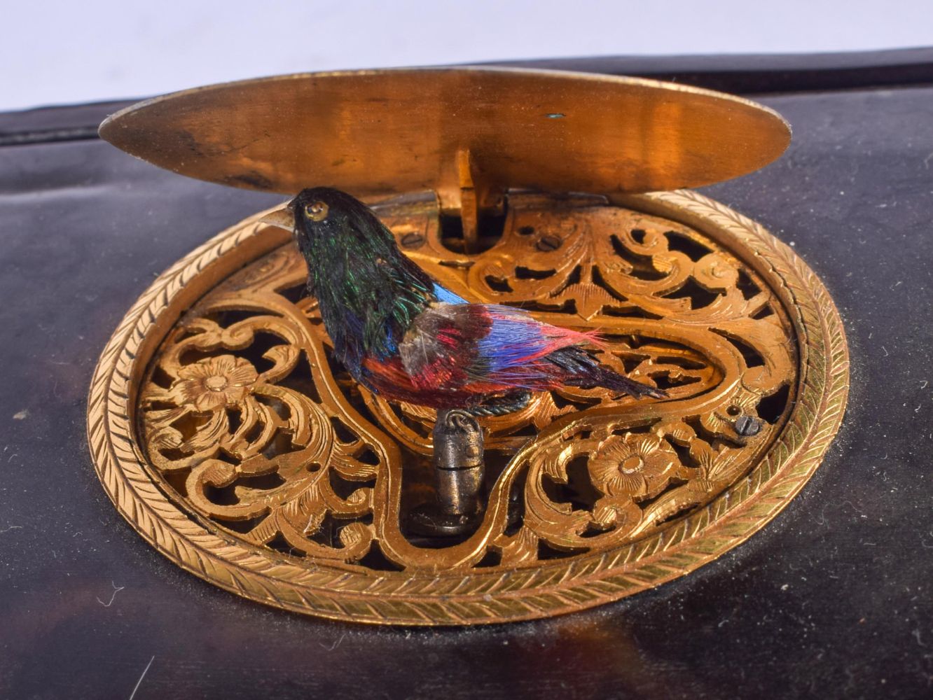 A MID 19TH CENTURY EUROPEAN TORTOISESHELL AUTOMATON SINGING BIRD BOX engraved with birds and vines. - Bild 5 aus 5