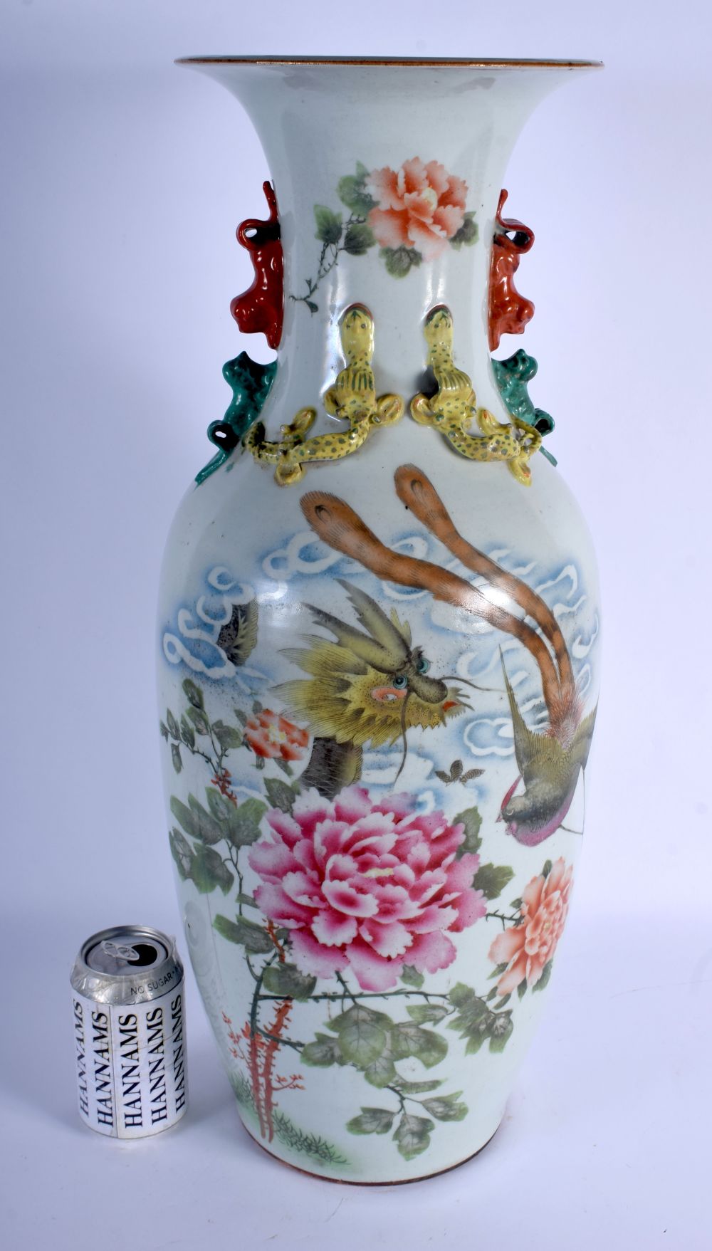 A LARGE EARLY 20TH CENTURY CHINESE FAMILLE ROSE PORCELAIN VASE Late Qing/Republic, painted with drag