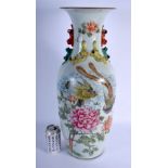 A LARGE EARLY 20TH CENTURY CHINESE FAMILLE ROSE PORCELAIN VASE Late Qing/Republic, painted with drag