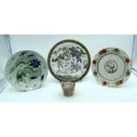 A small Japanese Imari lidded pot and three other Chinese plates 26cm (5).