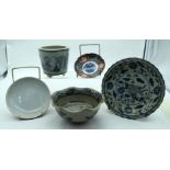 A collection of Chinese porcelain items planter, dishes and bowls 20cm (5).