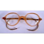 A PAIR OF EARLY 20TH CENTURY CONTINENTAL HORN SPECTACLES probably Rhinoceros horn. 12 cm wide.