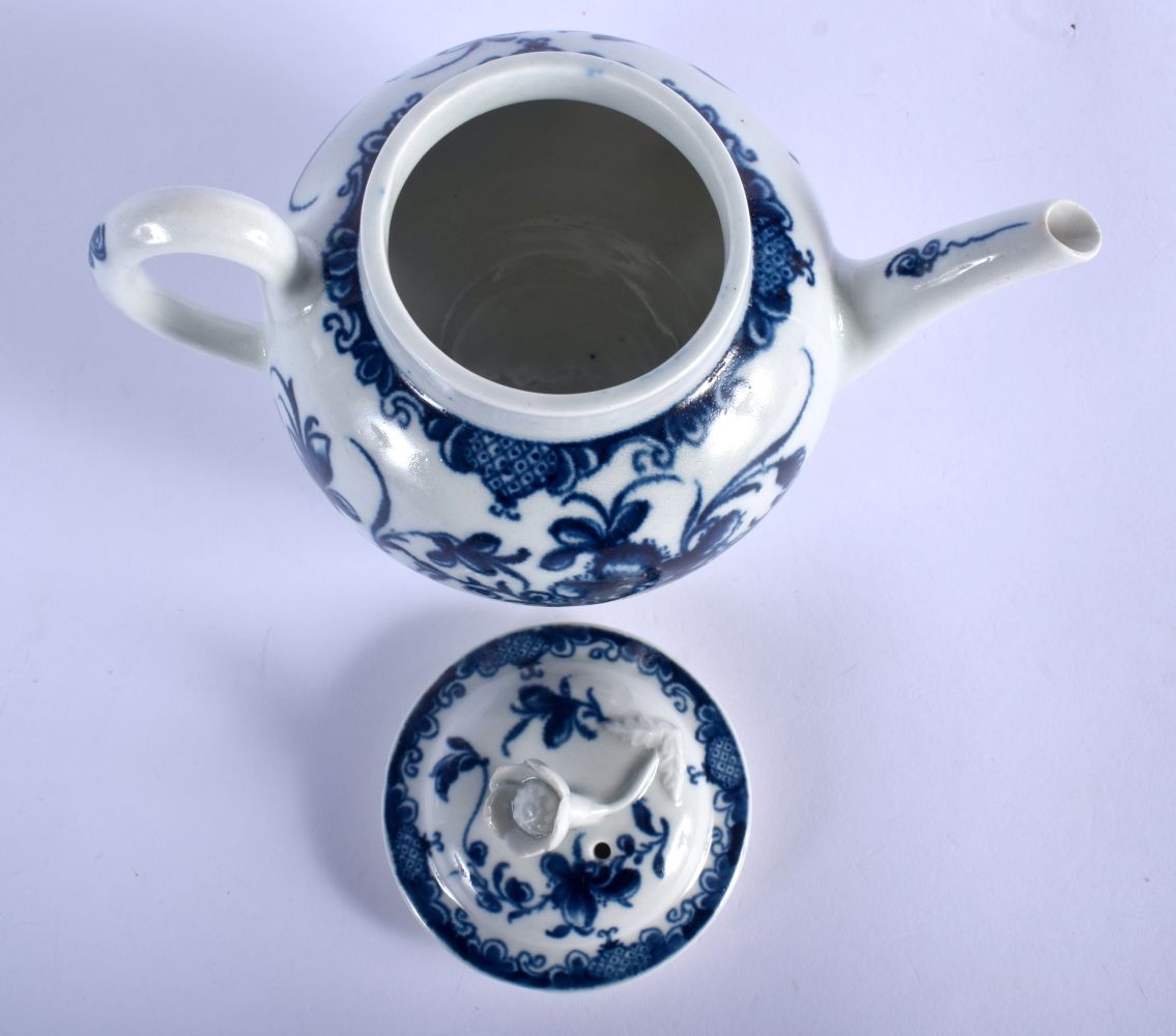 18th c. Worcester teapot and cover painted with the Mansfield pattern. 16.5cm long and 12.5cm high - Image 3 of 4