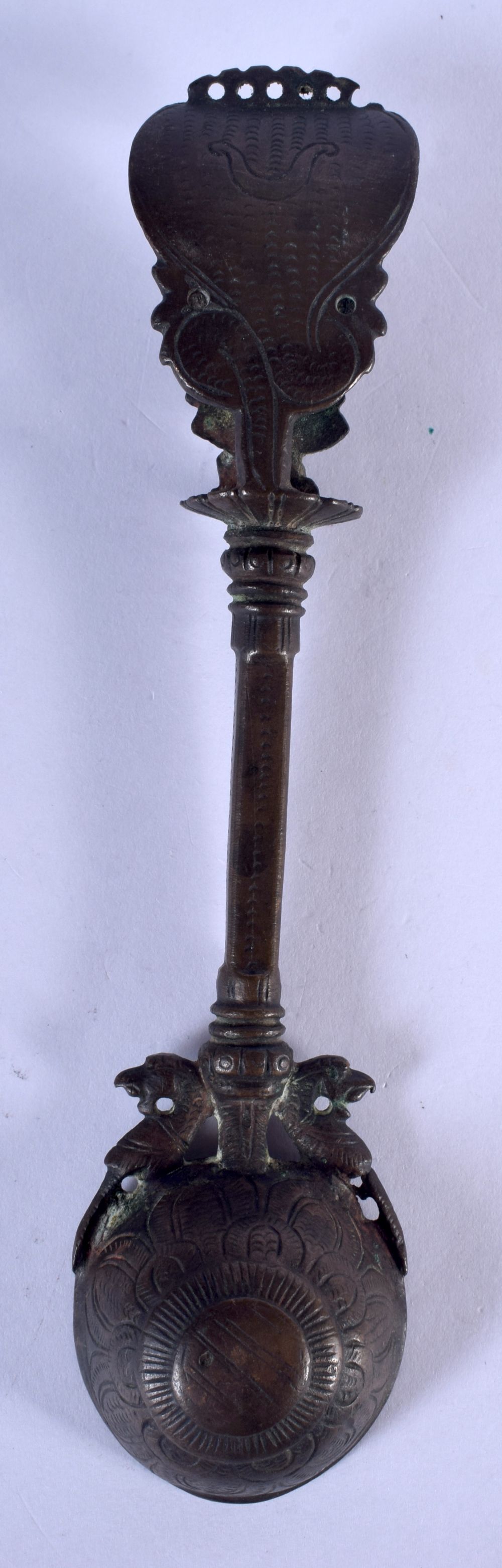 AN 18TH CENTURY INDIAN TIBETAN BRONZE SPOON. 14 cm long. - Image 2 of 2