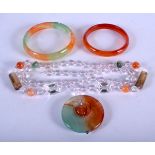 AN AGATE NECKLACE and two jade bangles. (3)