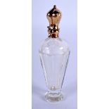 AN ANTIQUE FRENCH GOLD AND CRYSTAL SCENT BOTTLE. 9 cm high.