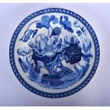 AN ANTIQUE WEDGWOOD PEARLWARE BLUE AND WHITE WATERLILY CIRCULAR DISH. 15 cm diameter.