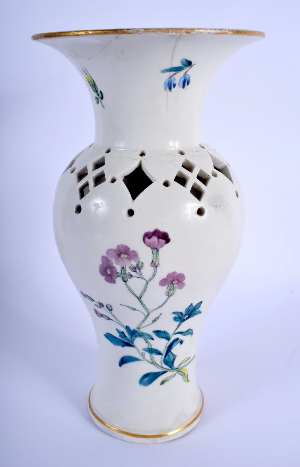 A LARGE 18TH CENTURY WORCESTER FLORAL DECORATED GILES STYLE OPEN WORK VASE painted with floral spray - Bild 2 aus 4