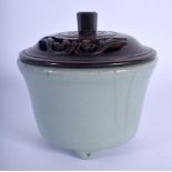 AN 18TH/19TH CENTURY CHINESE GE TYPE CERAMIC CENSER with hardwood cover. Ceramic 9 cm x 7 cm.