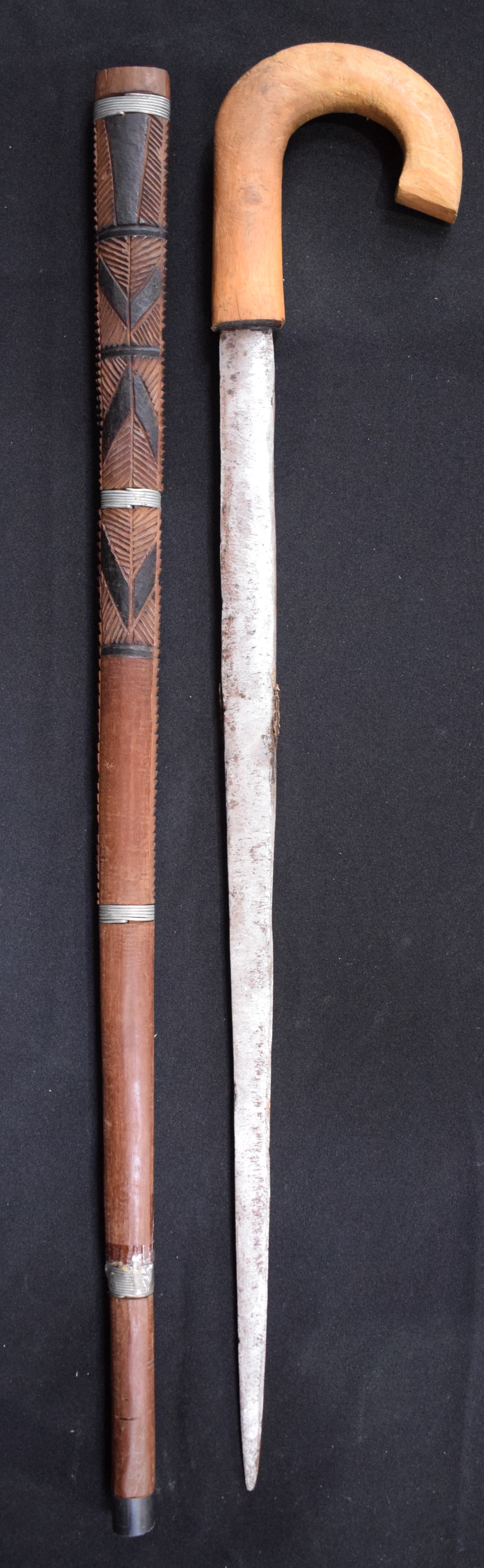 AN ANTIQUE NAILSEA TWIST STYLE WALKING CANE together with two others. Longest 90 cm long. (3) - Bild 3 aus 5