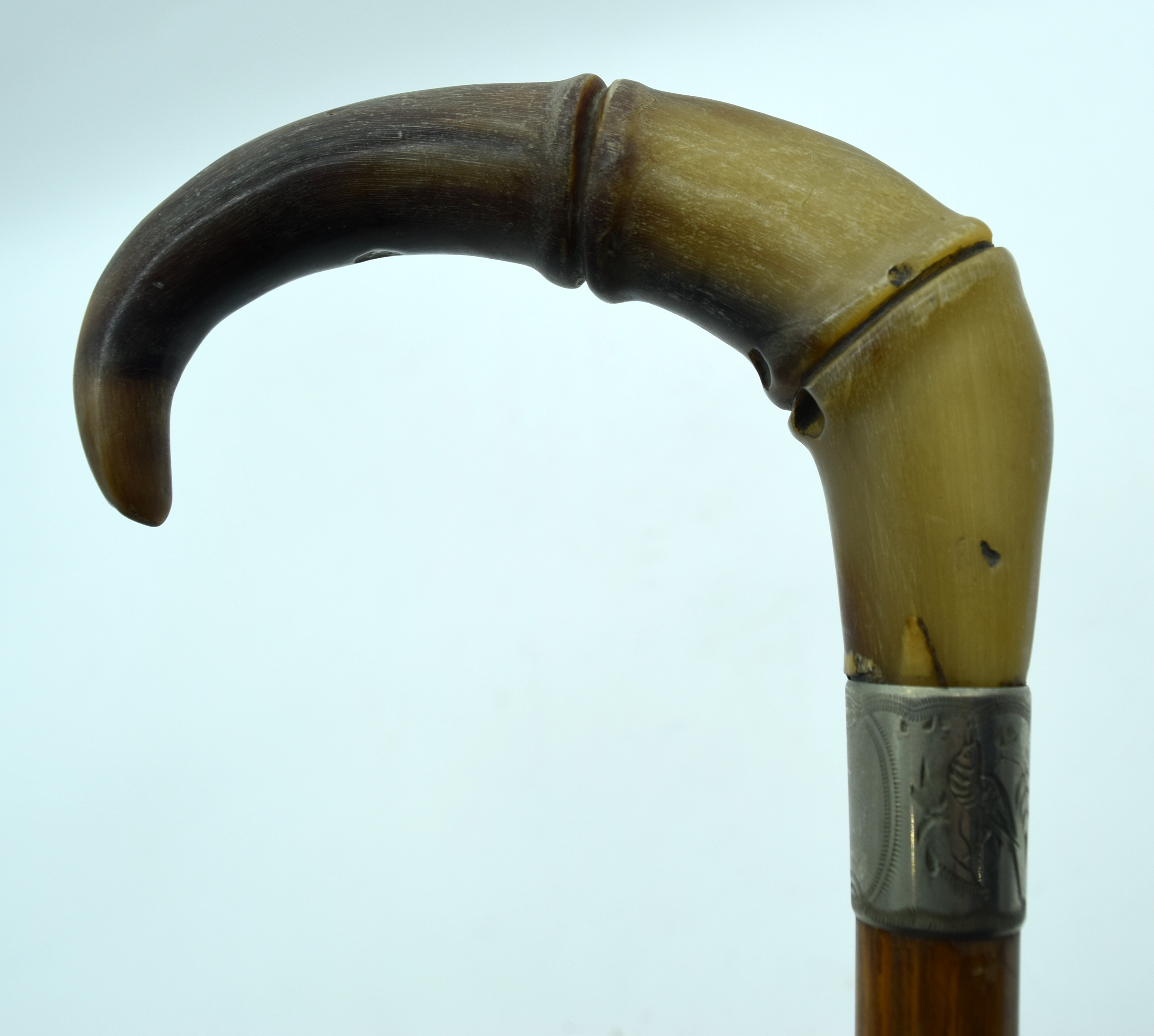 A 19TH CENTURY MIDDLE EASTERN CARVED RHINOCEROS HORN HANDLED WALKING CANE. 90 cm long. - Bild 2 aus 3