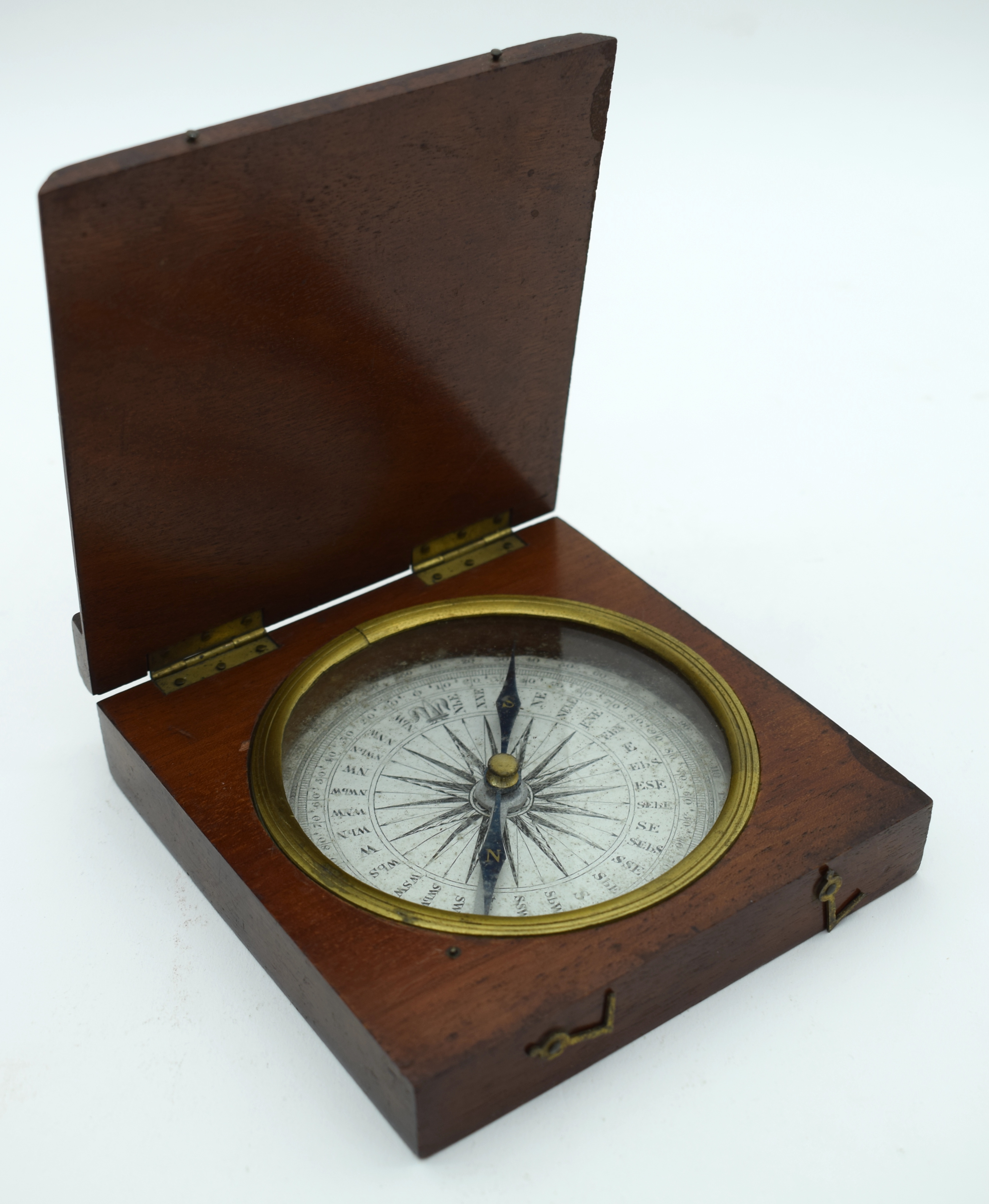 AN UNUSUAL 19TH CENTURY TREEN MAHOGANY CASED COMPASS decorated with fleur de lys. 10.25 cm square.