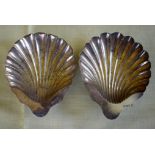 A PAIR OF SILVER SHELL FORM BUTTER DISHES of naturalistic inspiration. Sheffield 1929. 124 grams. 11