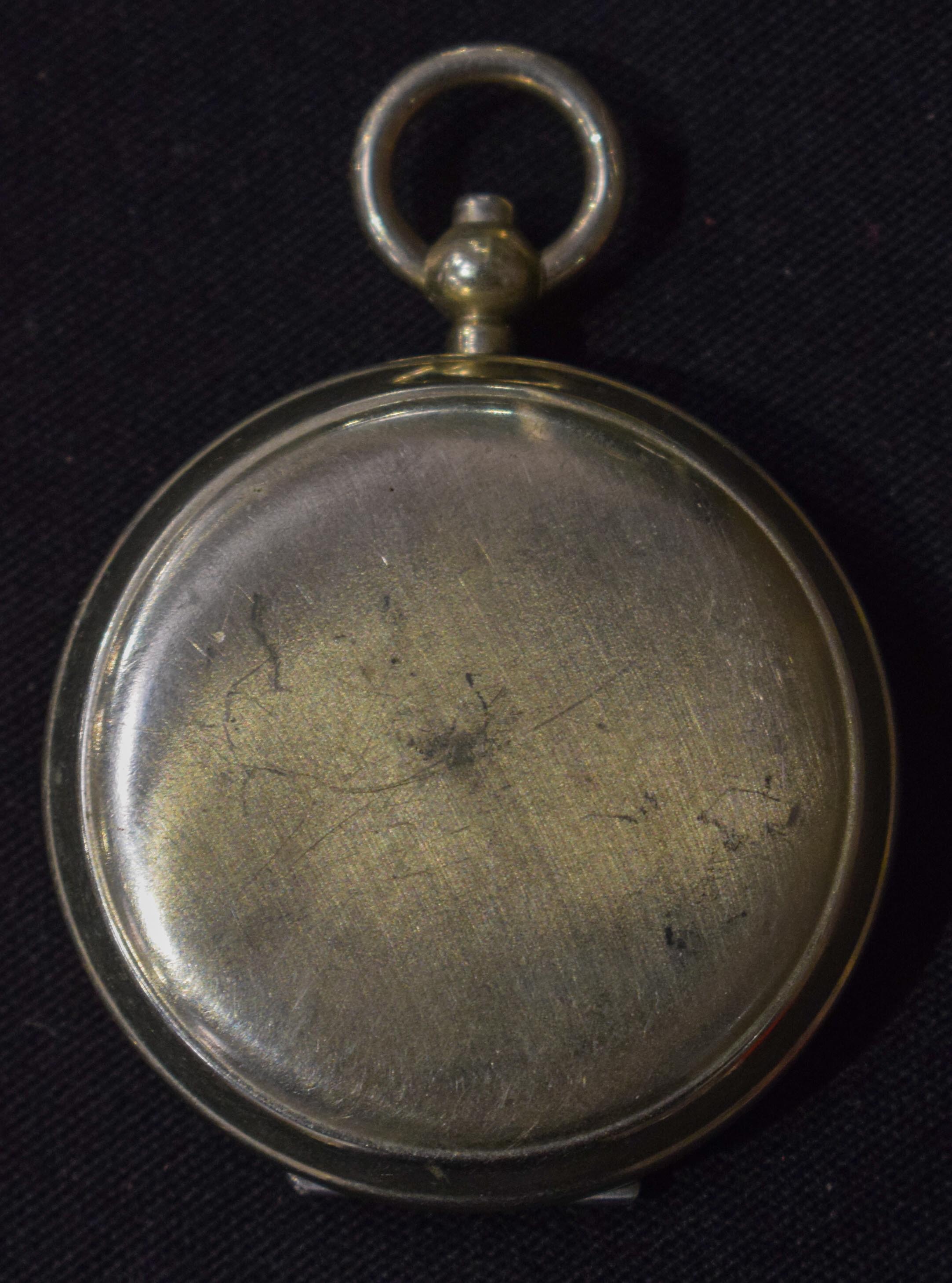 AN UNUSUAL EARLY 20TH CENTURY BASE METAL POCKET COMPASS possibly Military. 4 cm diameter. - Image 5 of 5