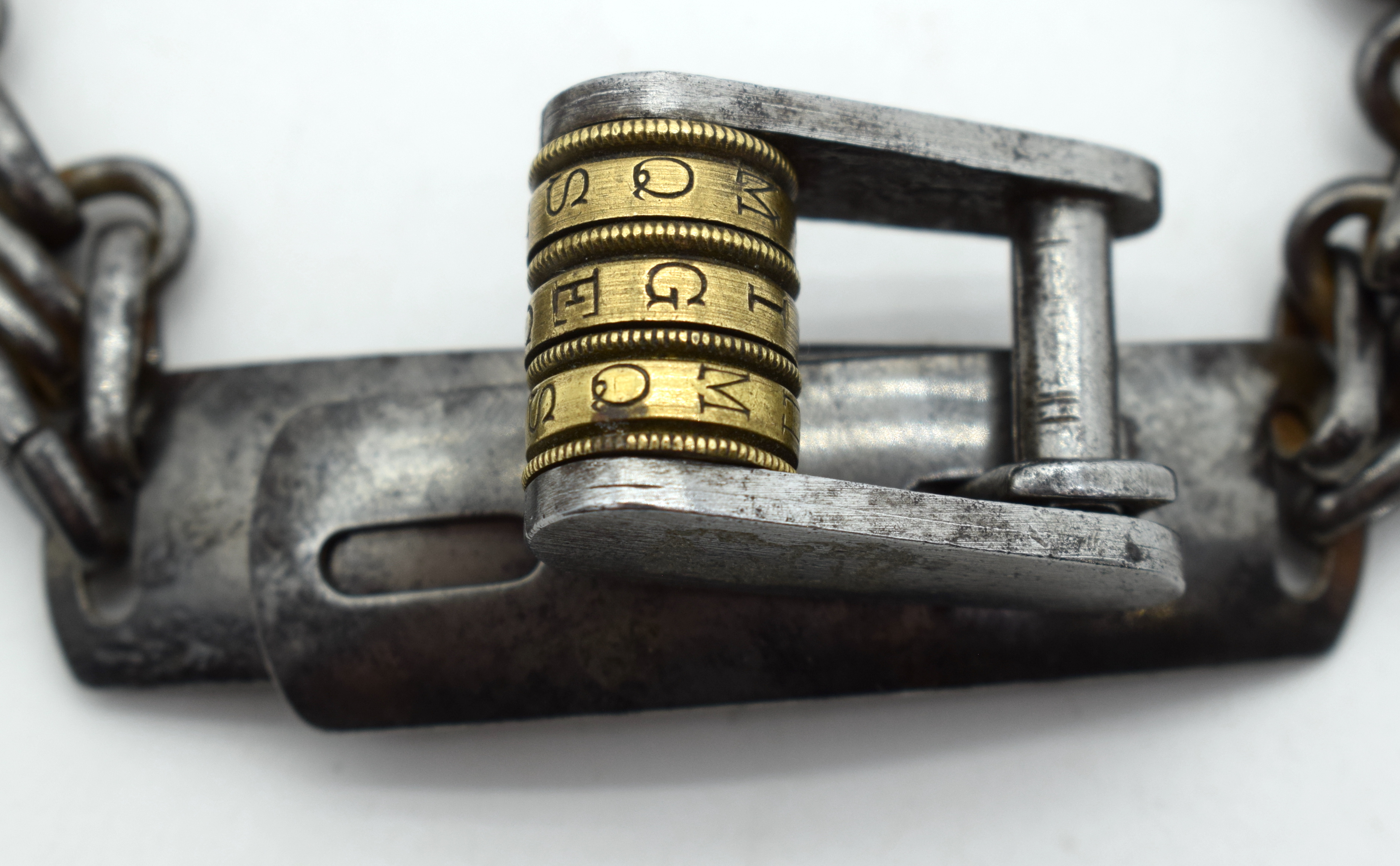 AN UNUSUAL EARLY 19TH CENTURY CONTINENTAL BRASS AND STEEL DOG COLLAR with applied brass plaque. 26 c - Bild 3 aus 4