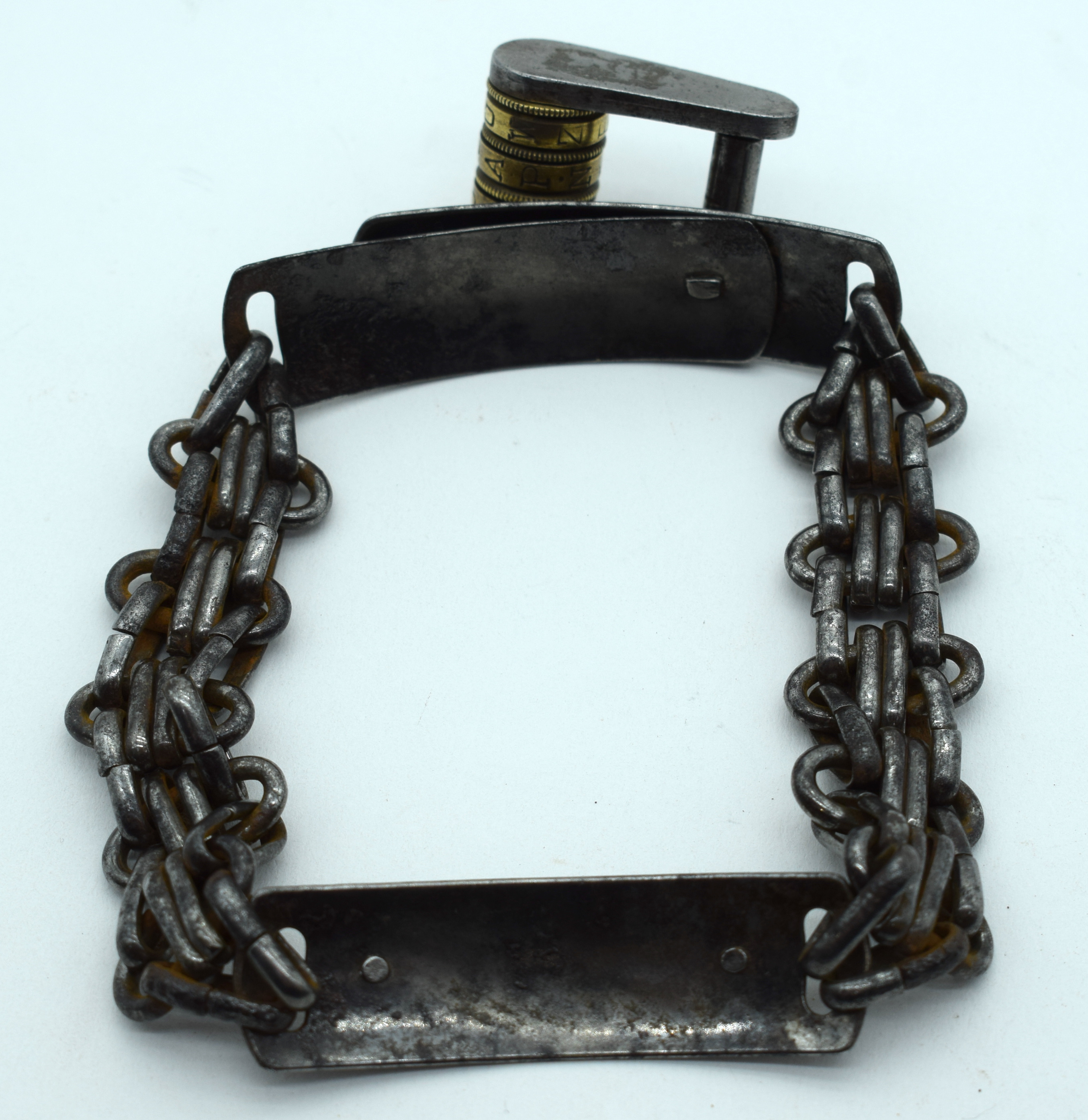 AN UNUSUAL EARLY 19TH CENTURY CONTINENTAL BRASS AND STEEL DOG COLLAR with applied brass plaque. 26 c - Bild 4 aus 4