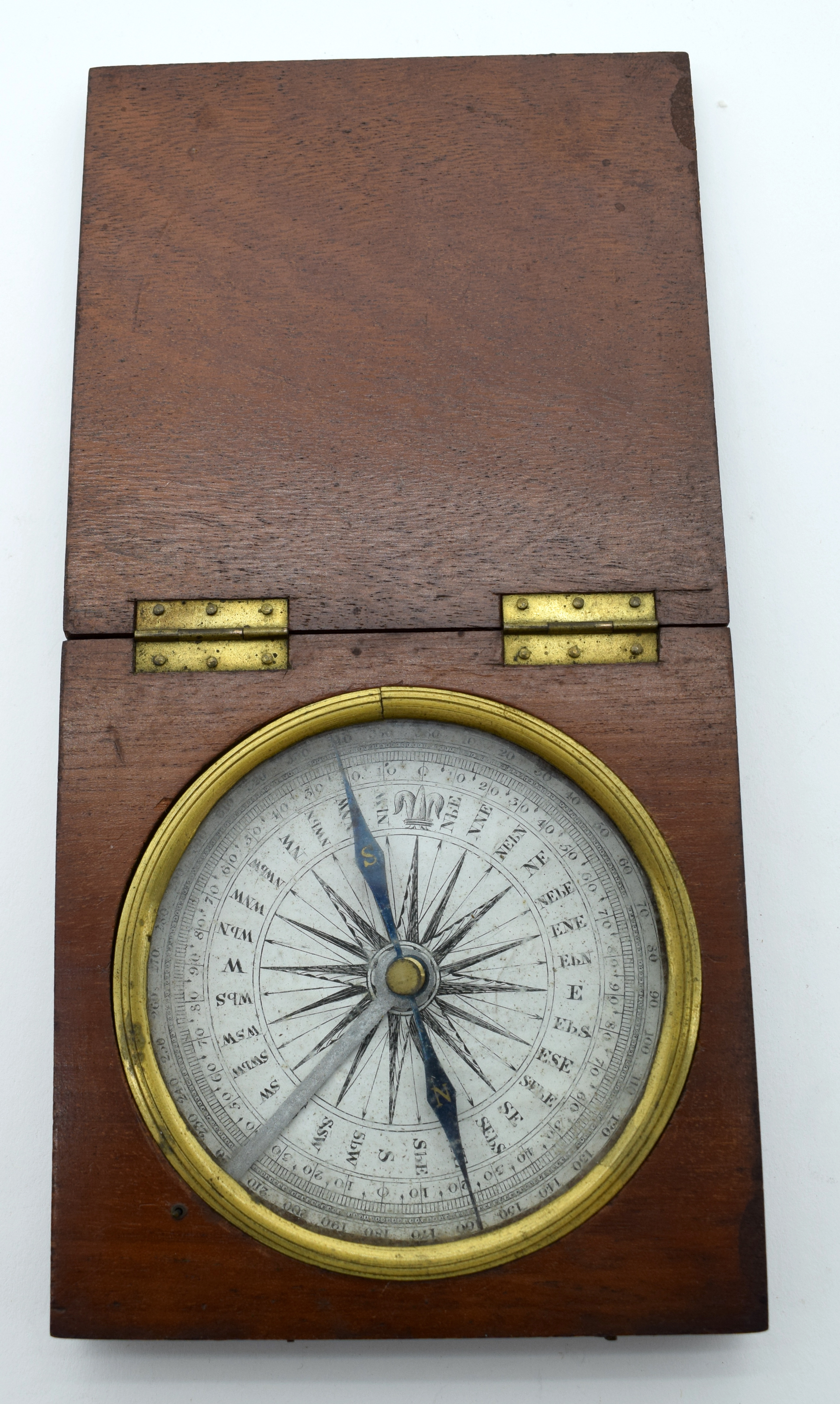 AN UNUSUAL 19TH CENTURY TREEN MAHOGANY CASED COMPASS decorated with fleur de lys. 10.25 cm square. - Image 2 of 5