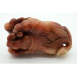 A 19TH CENTURY CHINESE CARVED AGATE FIGURE OF A FINGER CITRON Qing, of naturalistic form carved with