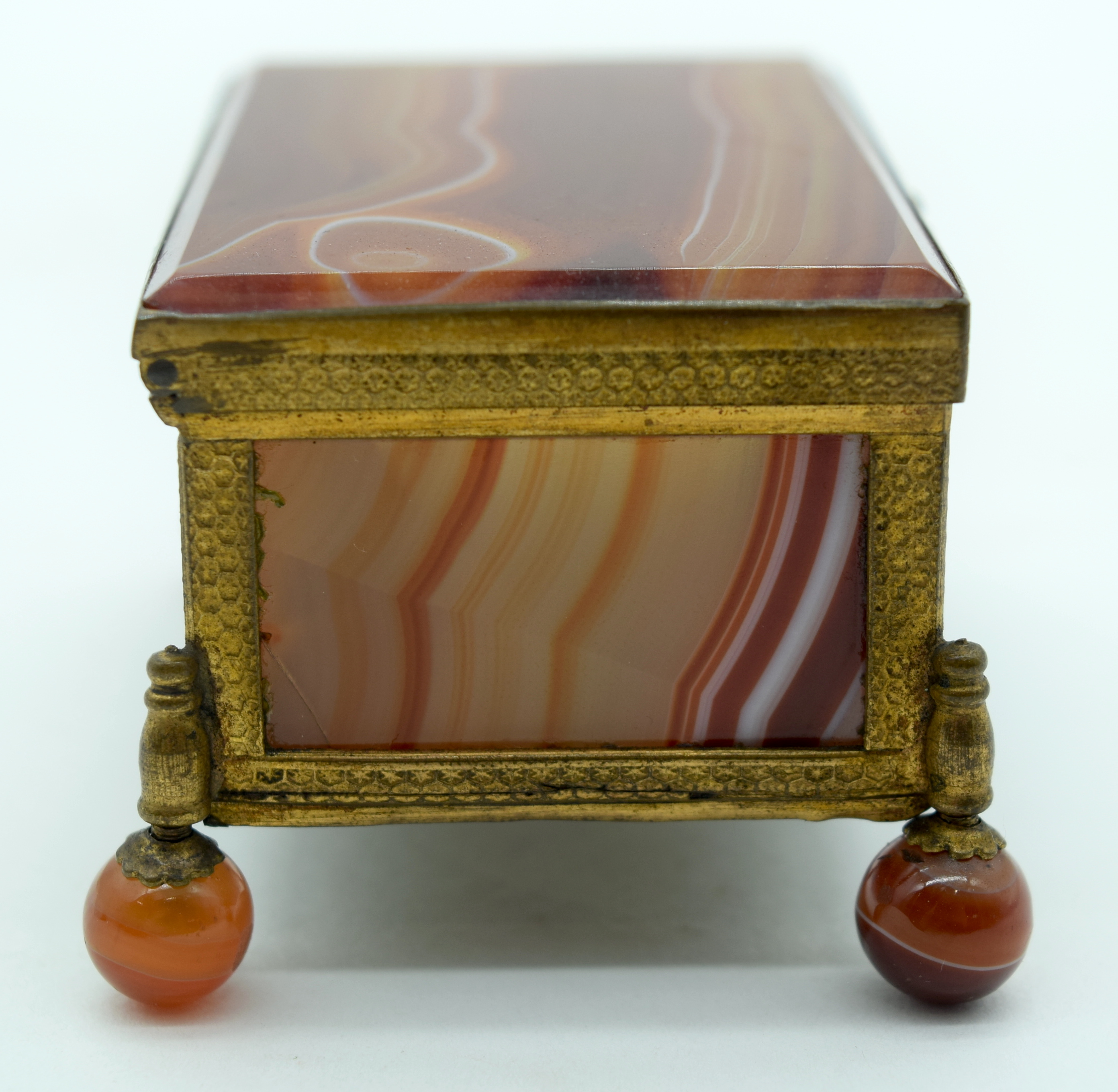 TWO ANTIQUE GILT METAL AND AGATE CASKETS. Largest 7 cm x 6.5 cm. (2) - Bild 3 aus 9