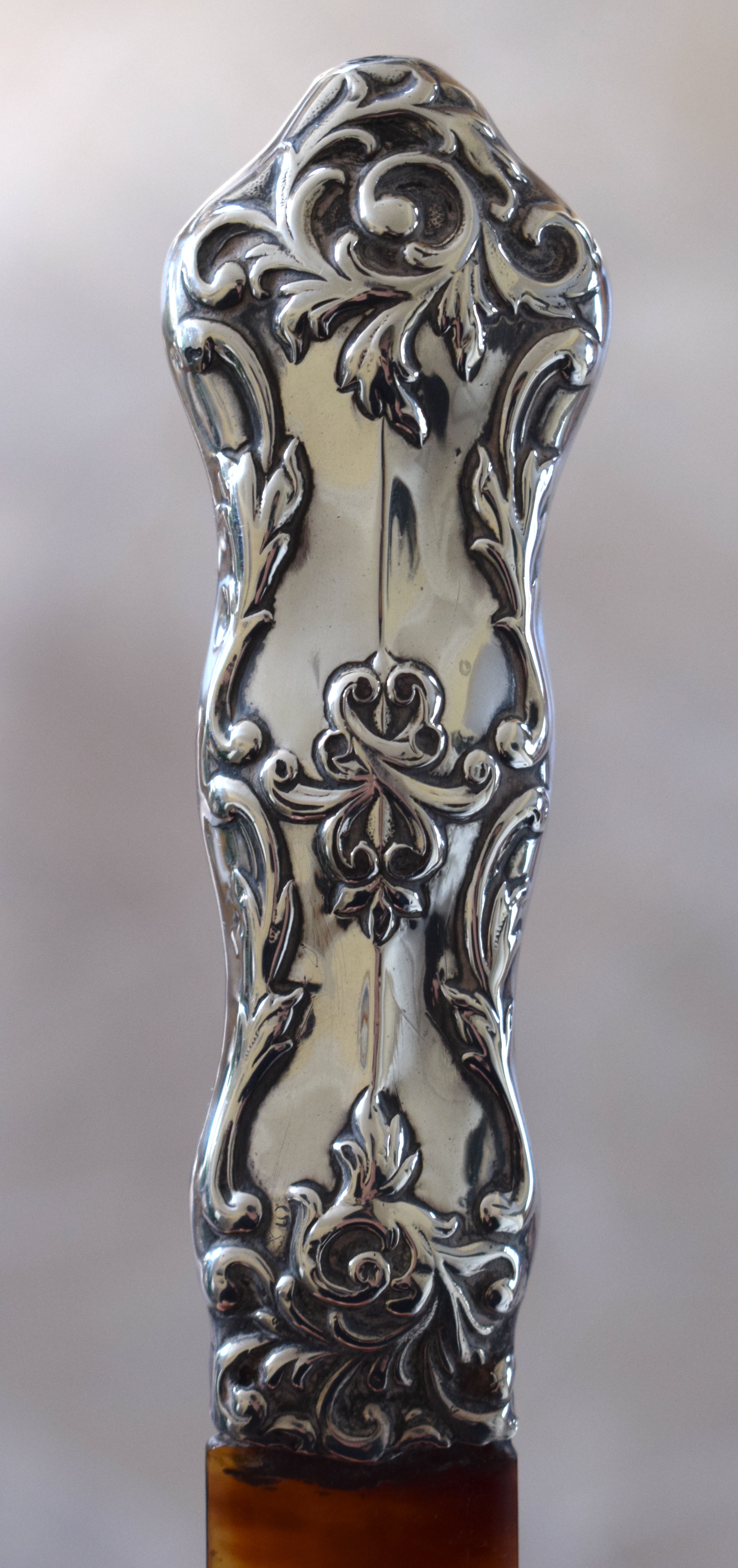 A LATE VICTORIAN SILVER MOUNTED TORTOISESHELL PAGE TURNER with repousse handle. 33 cm long. - Image 4 of 6