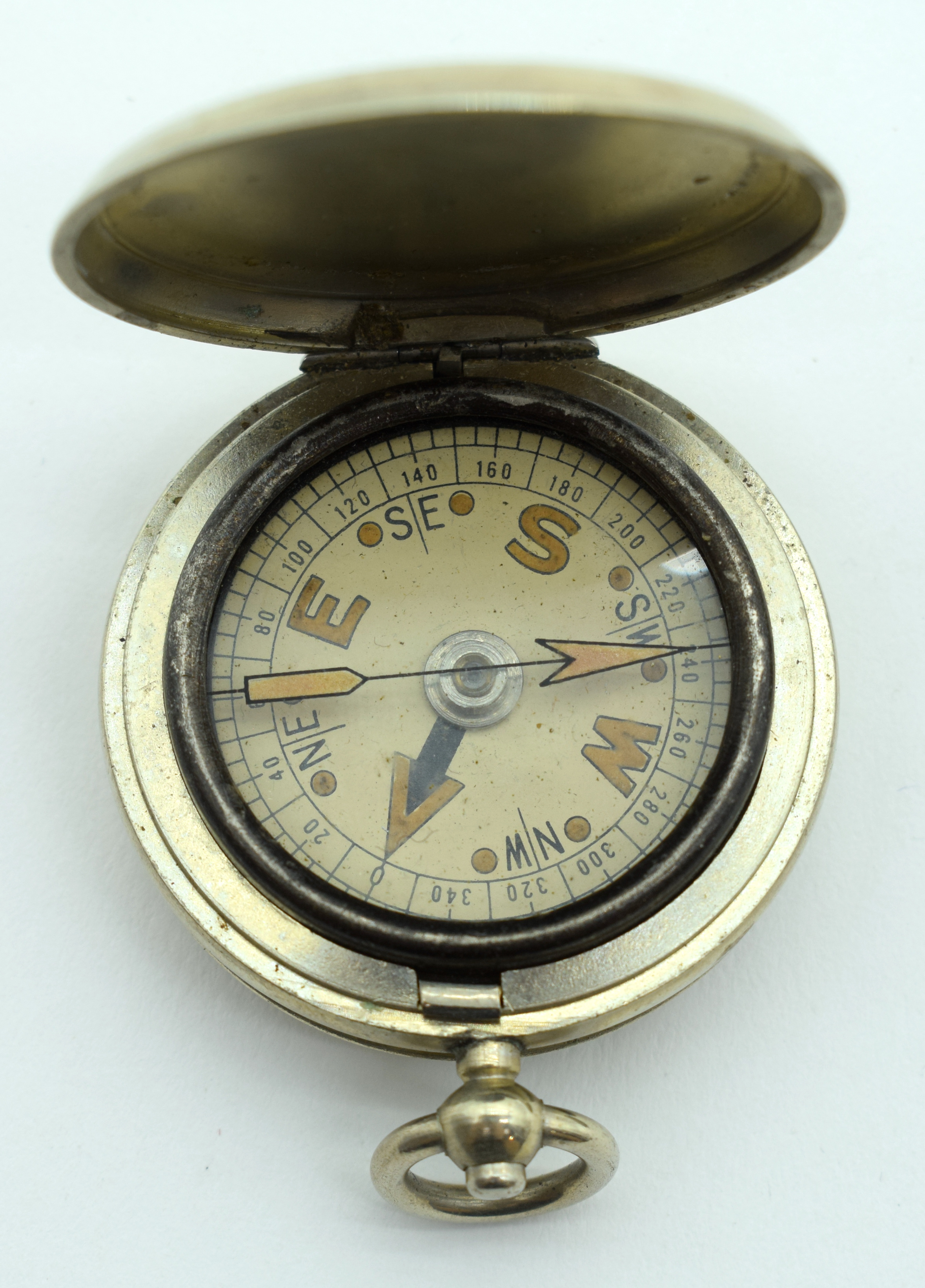 AN UNUSUAL EARLY 20TH CENTURY BASE METAL POCKET COMPASS possibly Military. 4 cm diameter. - Image 2 of 5