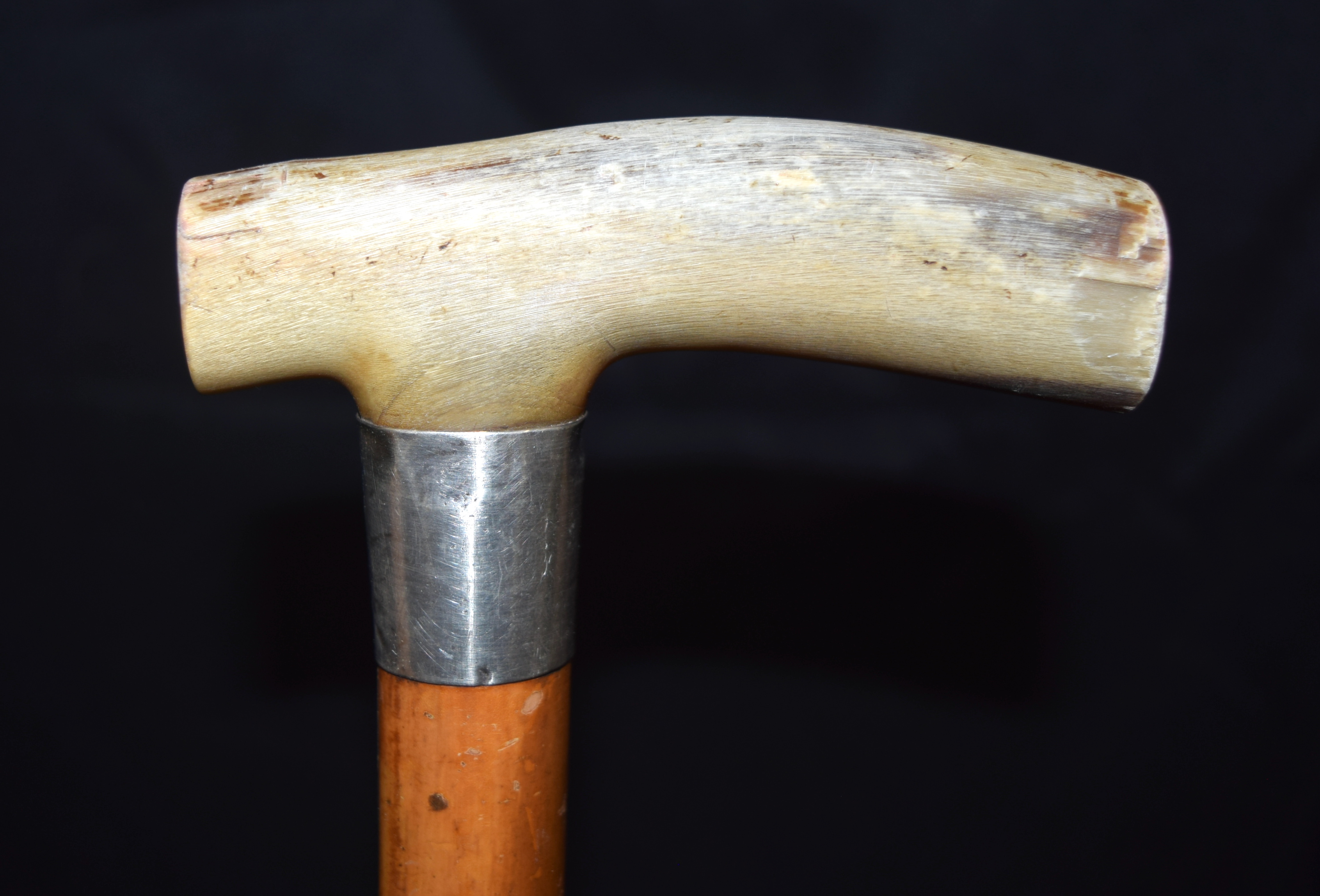 TWO 19TH CENTURY MIDDLE EASTERN CARVED RHINOCEROS HORN HANDLED WALKING CANES one with white metal mo - Bild 2 aus 5