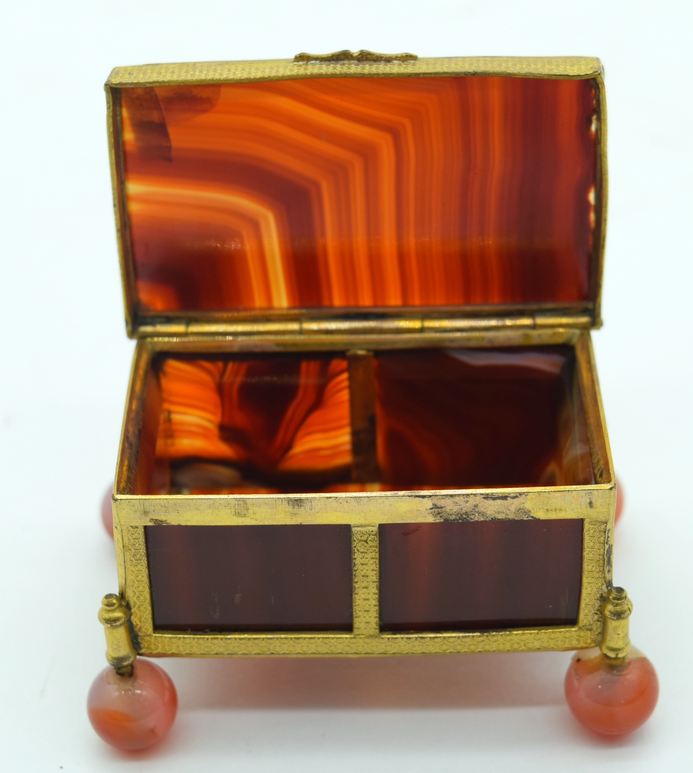 TWO ANTIQUE GILT METAL AND AGATE CASKETS. Largest 7 cm x 6.5 cm. (2) - Bild 8 aus 9