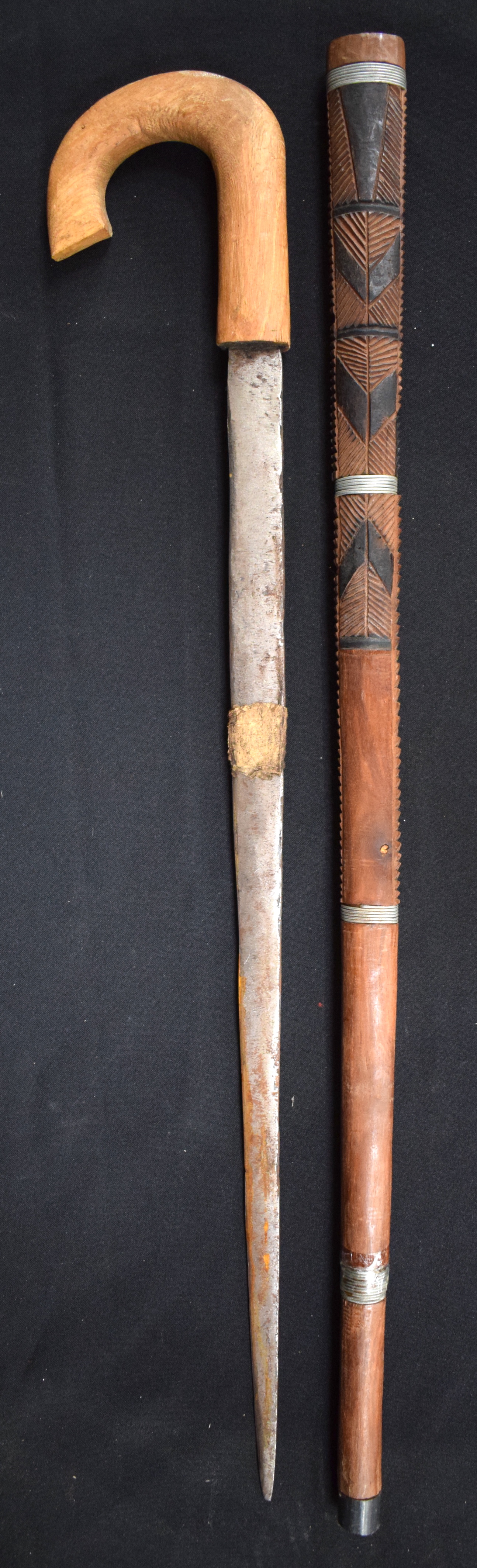 AN ANTIQUE NAILSEA TWIST STYLE WALKING CANE together with two others. Longest 90 cm long. (3) - Bild 4 aus 5