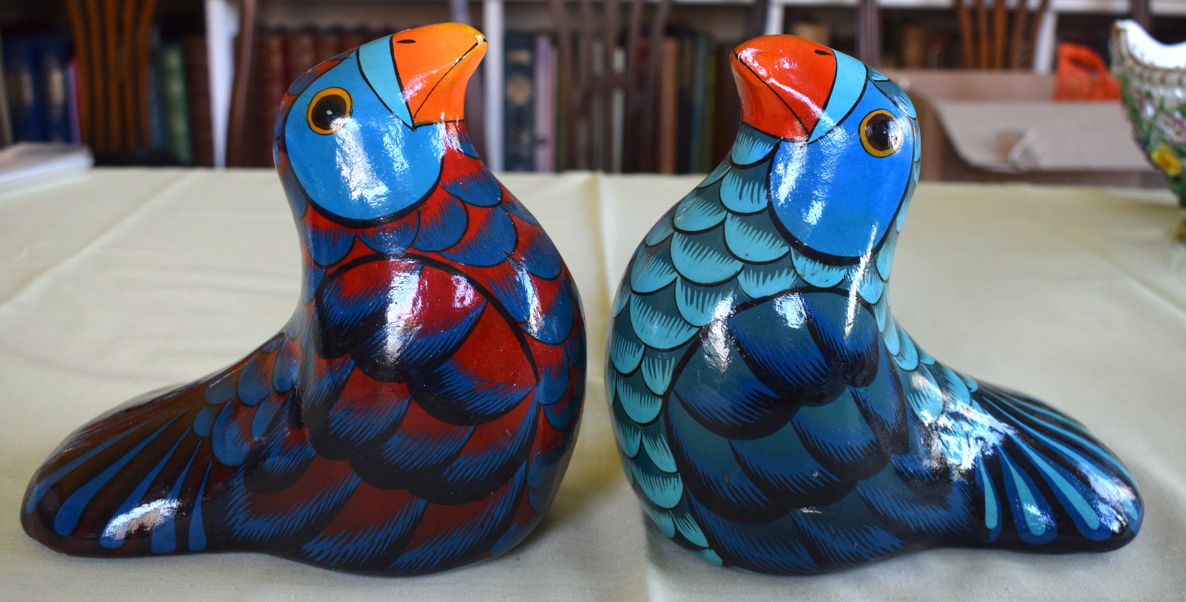 A PAIR OF RETRO SOUTH AMERICAN MEXICAN PAPIER MACHE TOUCANS of naturalistic form. 18 cm x 18 cm. - Bild 2 aus 6