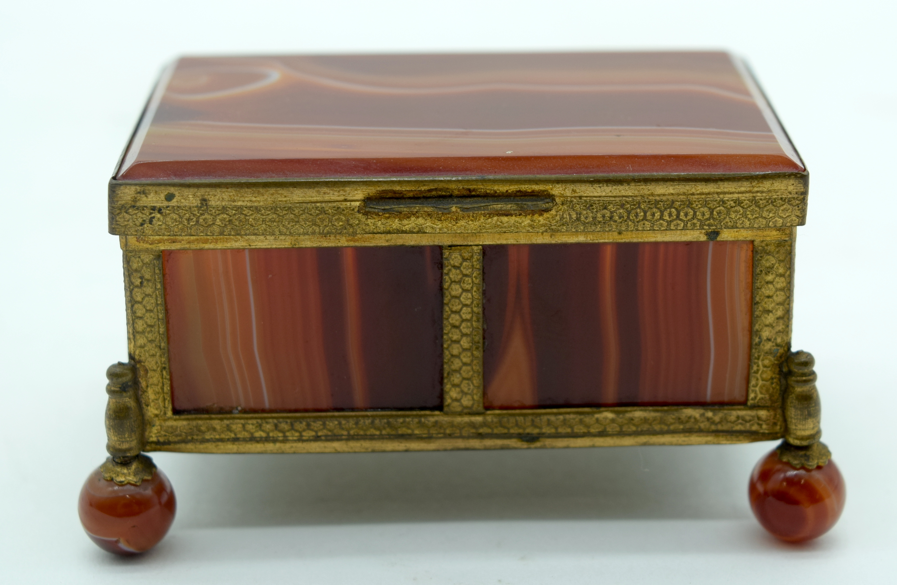 TWO ANTIQUE GILT METAL AND AGATE CASKETS. Largest 7 cm x 6.5 cm. (2) - Bild 2 aus 9