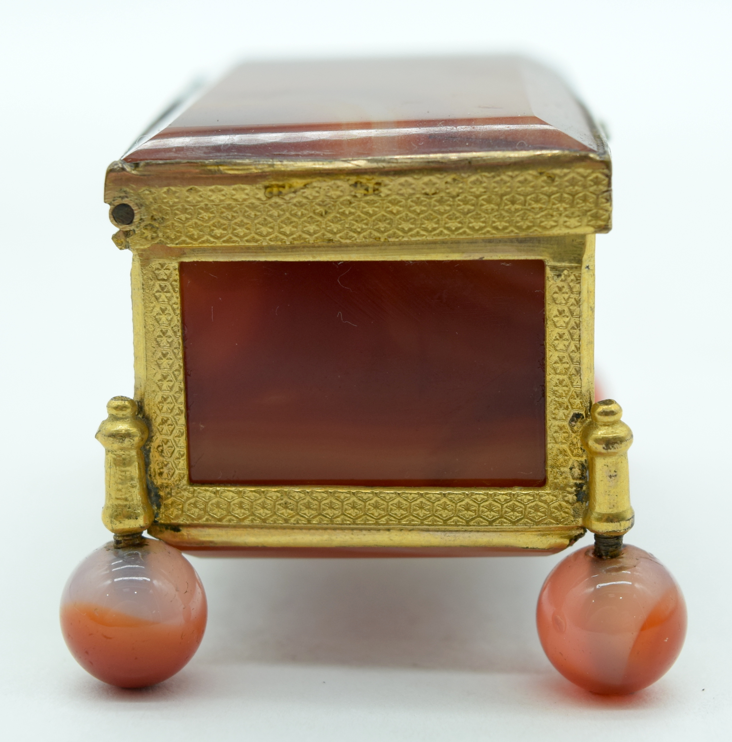 TWO ANTIQUE GILT METAL AND AGATE CASKETS. Largest 7 cm x 6.5 cm. (2) - Bild 7 aus 9