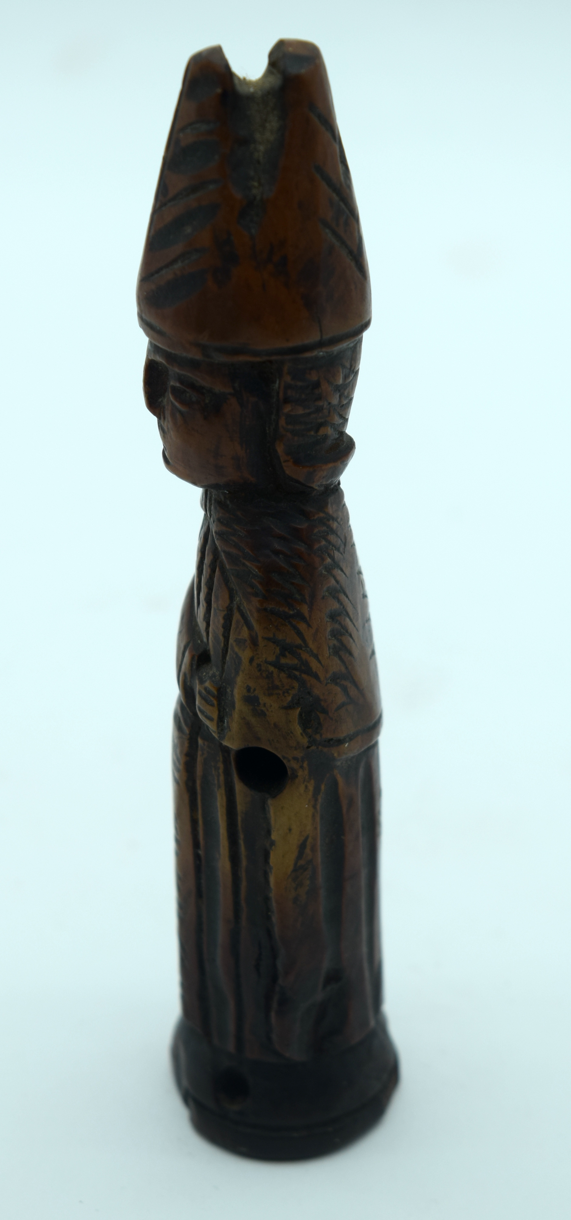 A RARE 18TH CENTURY NORTHERN EUROPEAN CARVED TREEN WOOD FIGURE OF A SAINT modelled in typical religi - Bild 4 aus 5