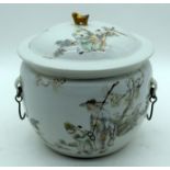 AN EARLY 20TH CENTURY CHINESE PORCELAIN KAMCHENG TWIN HANDLED BOWL AND COVER Guangxu/Republic, paint