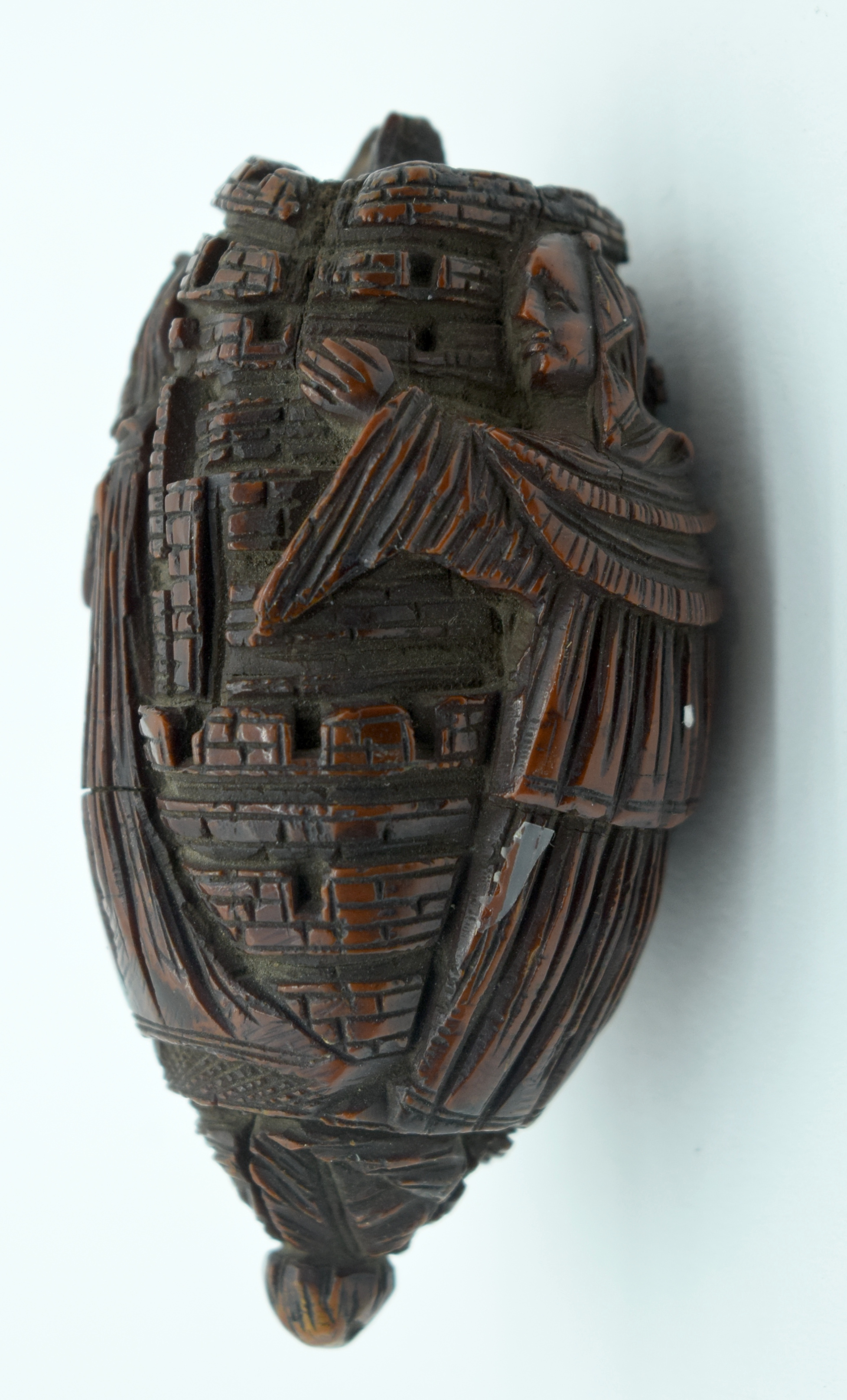 AN 18TH/19TH CENTURY FRENCH CARVED COQUILLA NUT SNUFF BOTTLE formed with figures in various pursuits - Bild 2 aus 6