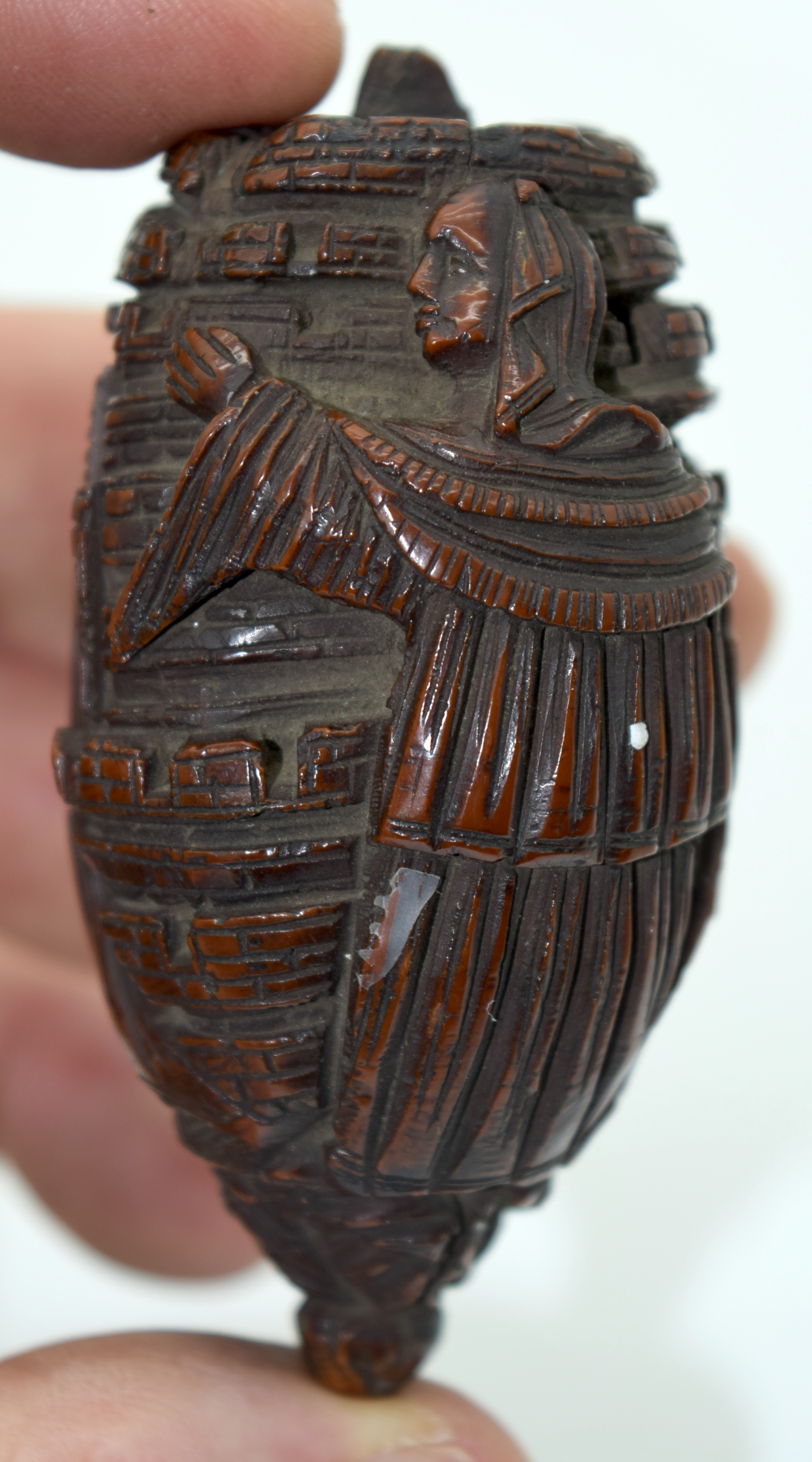 AN 18TH/19TH CENTURY FRENCH CARVED COQUILLA NUT SNUFF BOTTLE formed with figures in various pursuits - Bild 6 aus 6