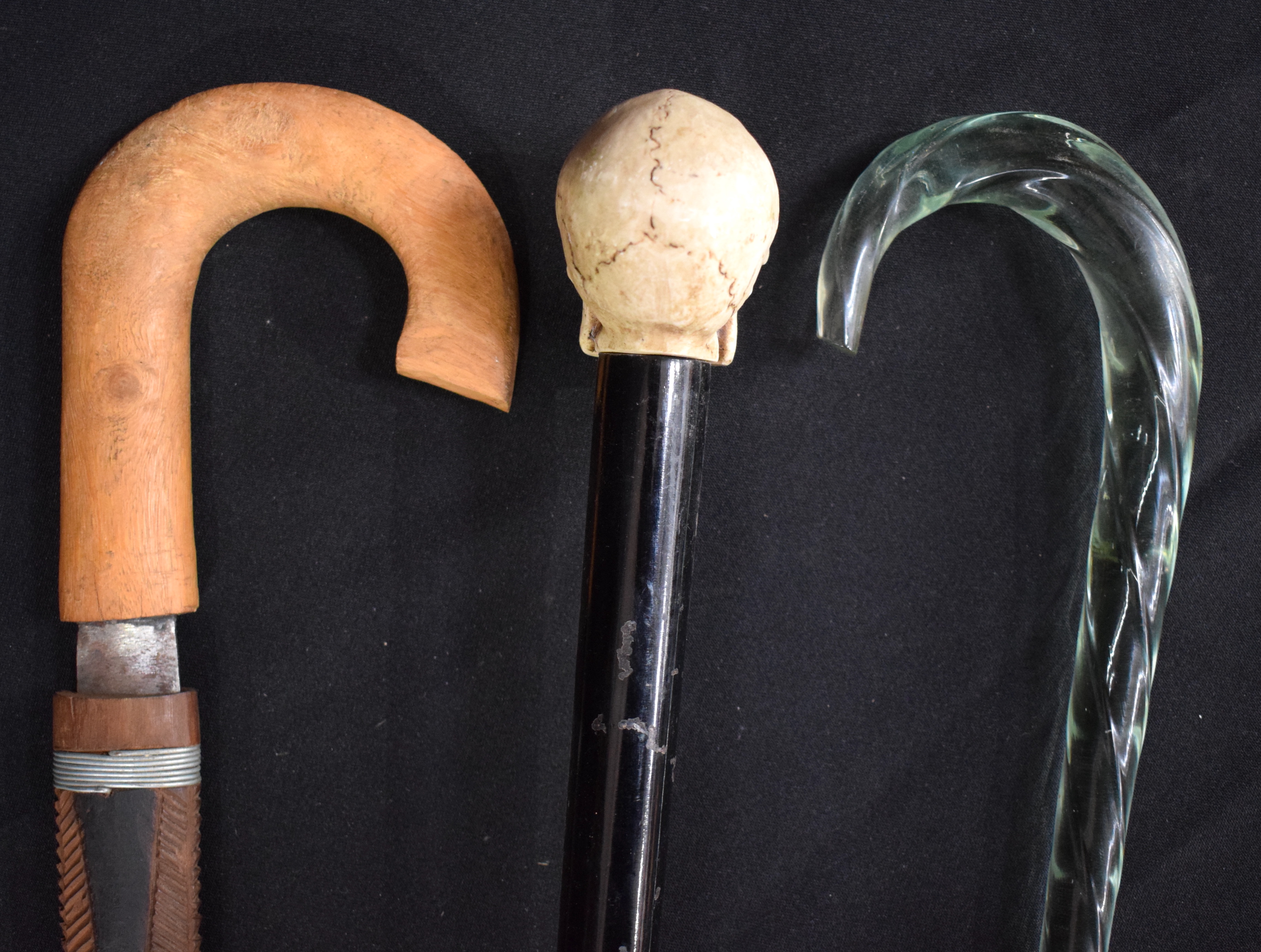 AN ANTIQUE NAILSEA TWIST STYLE WALKING CANE together with two others. Longest 90 cm long. (3) - Bild 2 aus 5