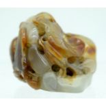 AN EARLY 20TH CENTURY CHINESE CARVED AGATE NATURALISTIC POD Late Qing/Republic. 5.5 cm x 4 cm.