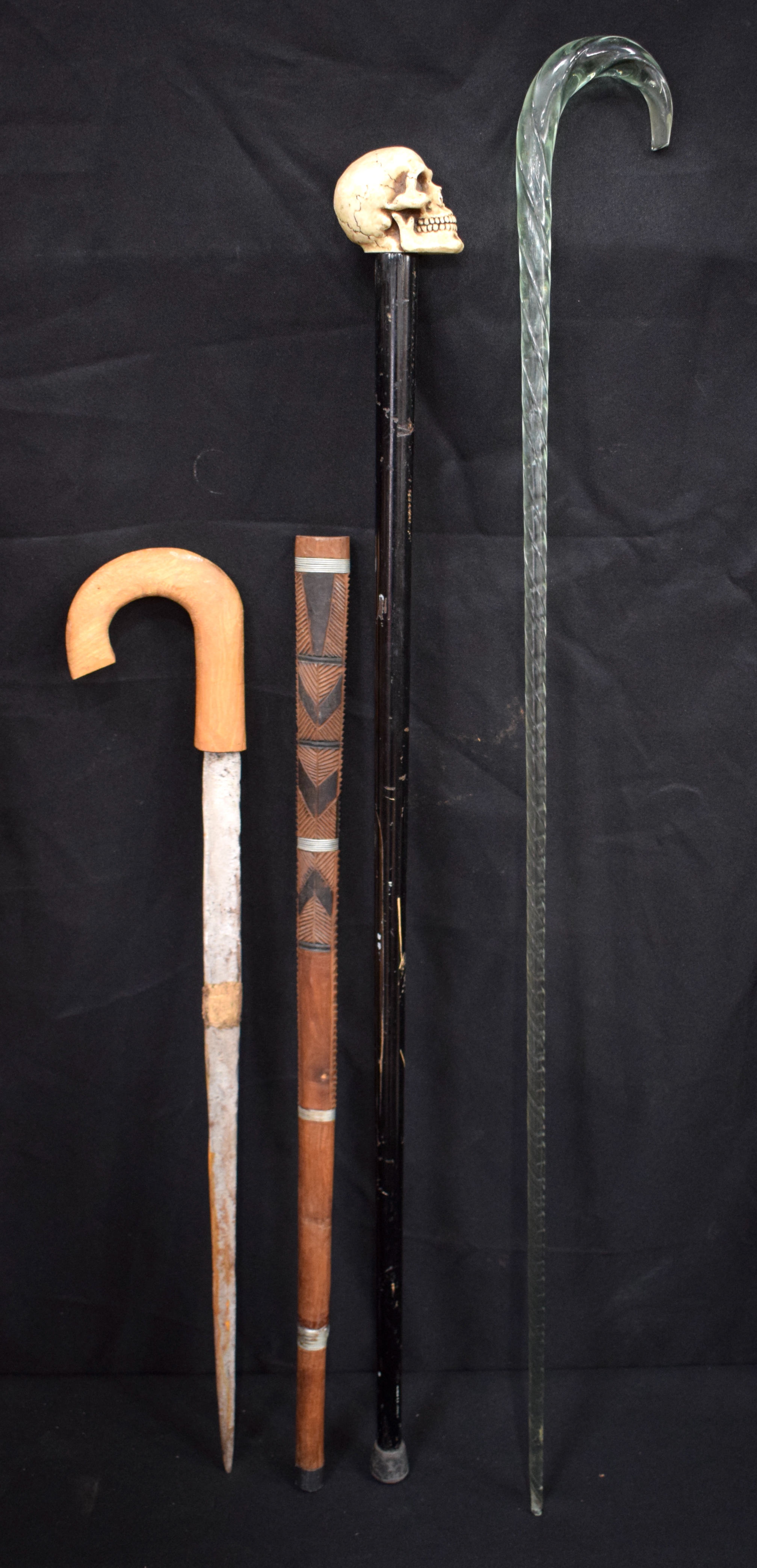 AN ANTIQUE NAILSEA TWIST STYLE WALKING CANE together with two others. Longest 90 cm long. (3) - Bild 5 aus 5