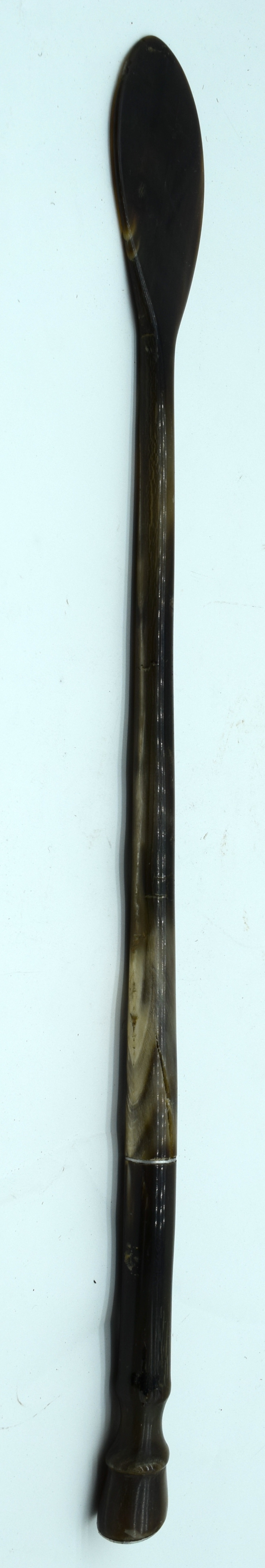 A RARE 19TH CENTURY MIDDLE EASTERN CARVED RHINOCEROS HORN SWAGGER STICK with shoe horn terminal. 180 - Bild 2 aus 9