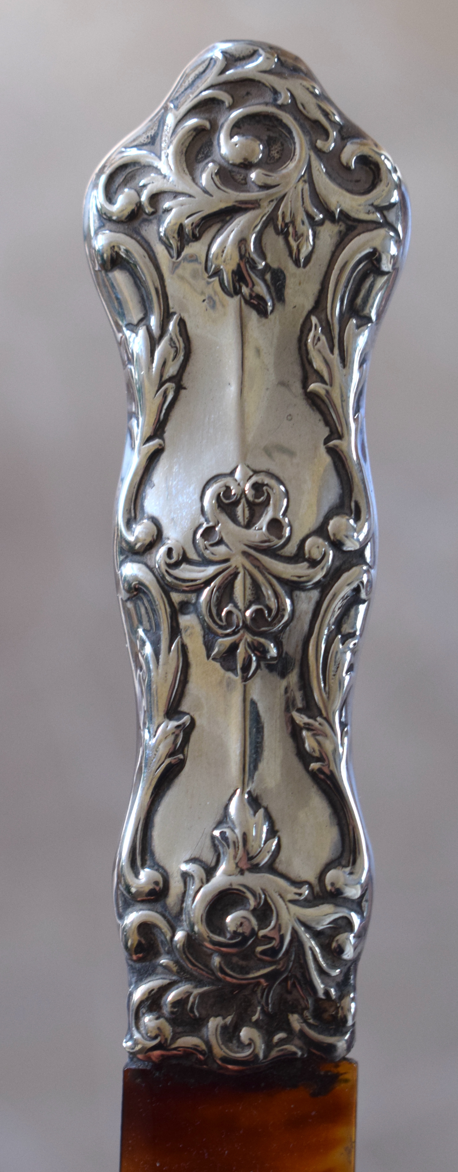 A LATE VICTORIAN SILVER MOUNTED TORTOISESHELL PAGE TURNER with repousse handle. 33 cm long. - Image 3 of 6