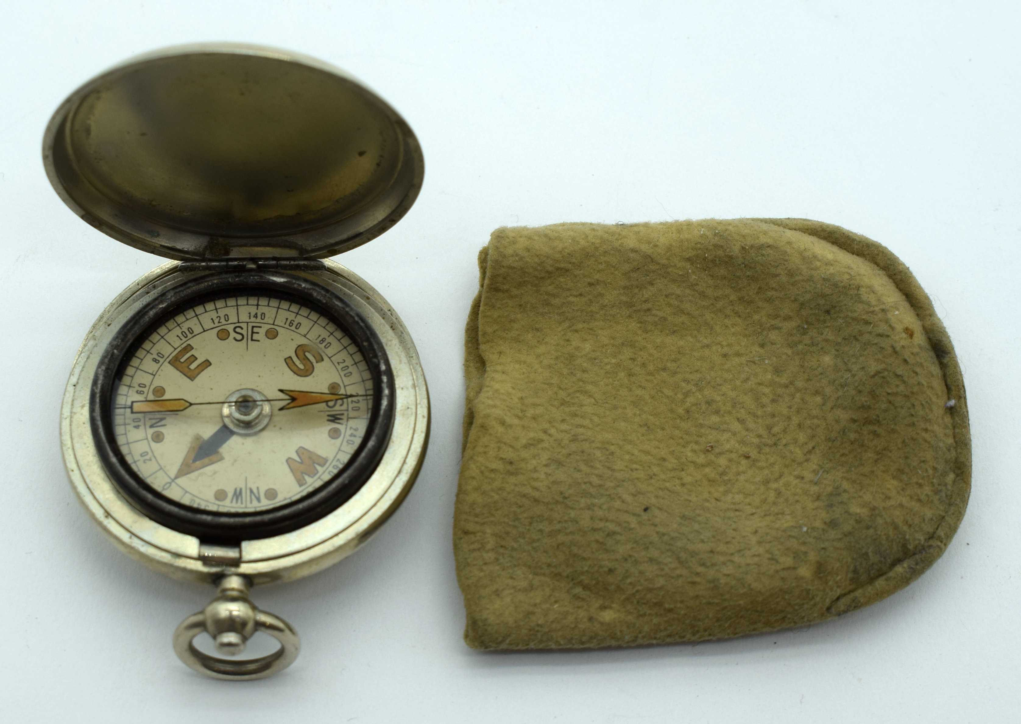 AN UNUSUAL EARLY 20TH CENTURY BASE METAL POCKET COMPASS possibly Military. 4 cm diameter.